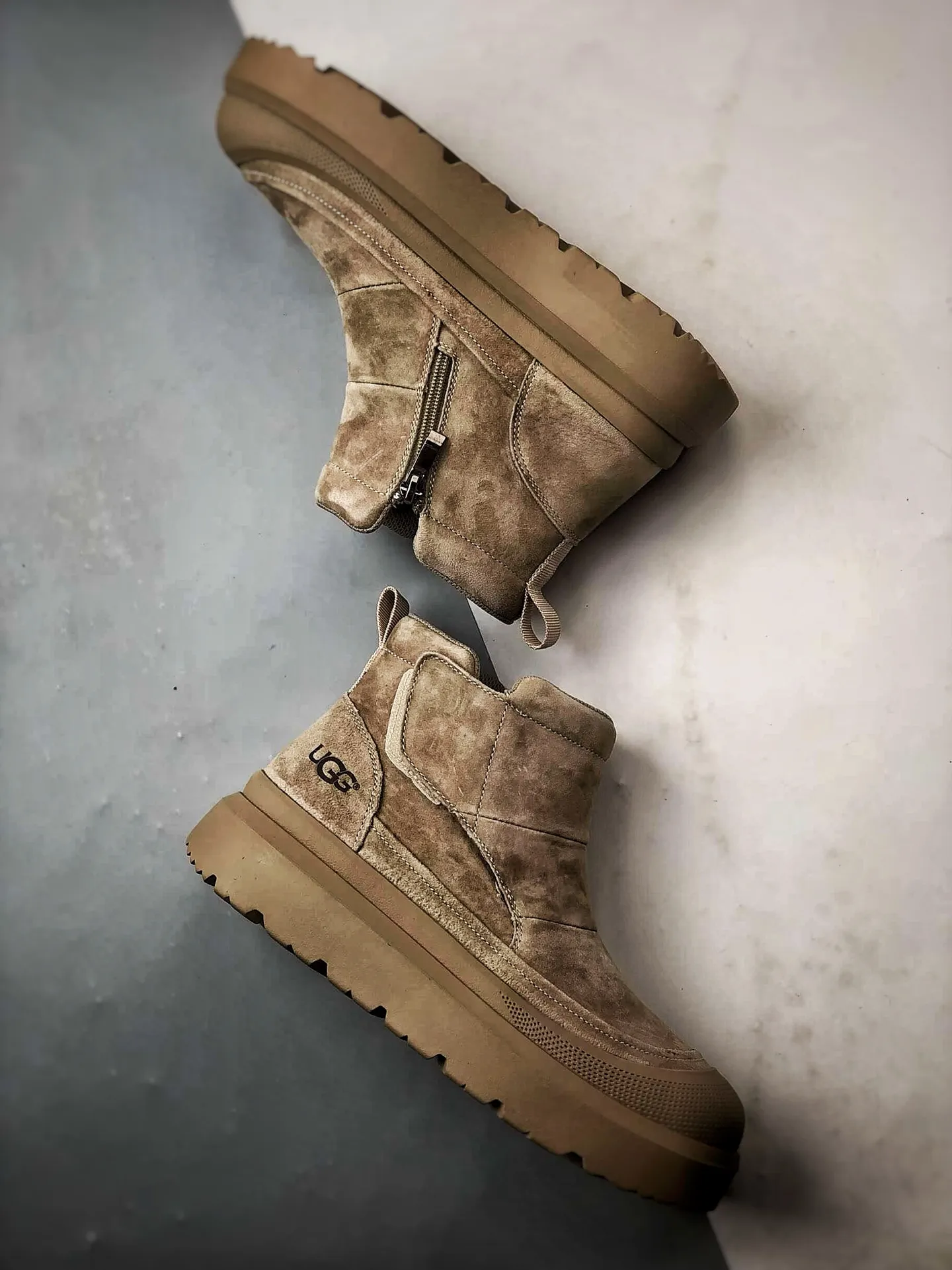 💰560 UGG Tasman Weather Hybrid Tasman hybrid series 2025ss autumn and winter new products Men's high-top thick-soled lightweight casual Martin boots #Purchasing only for quality The fabric is made of imported first-layer cowhide material External high-elastic Modern External non-slip rubber plastic foam ultra-light outsole Side zipper + Velcro design Very easy to put on and take off Made of TPU molded leather upper material #EVA light wing outsole, non-slip, wear-resistant and good elasticity Size: 39 40 41 42 43 44 (leather shoe size)